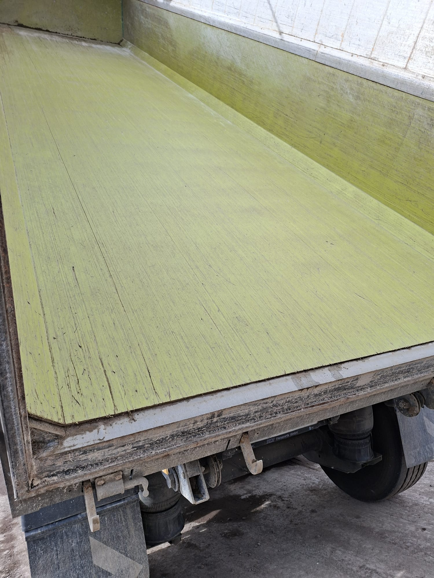 Kippsattel Ladeflaeche Nahaufnahme Boden