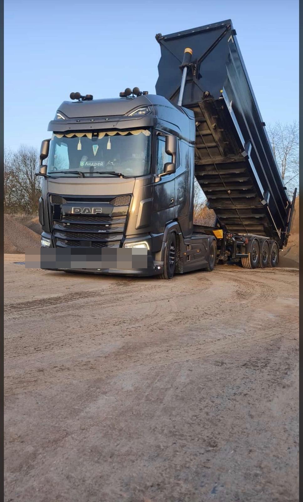 SLV Transporte DAF Kippsattel beim Schuettgut abladen