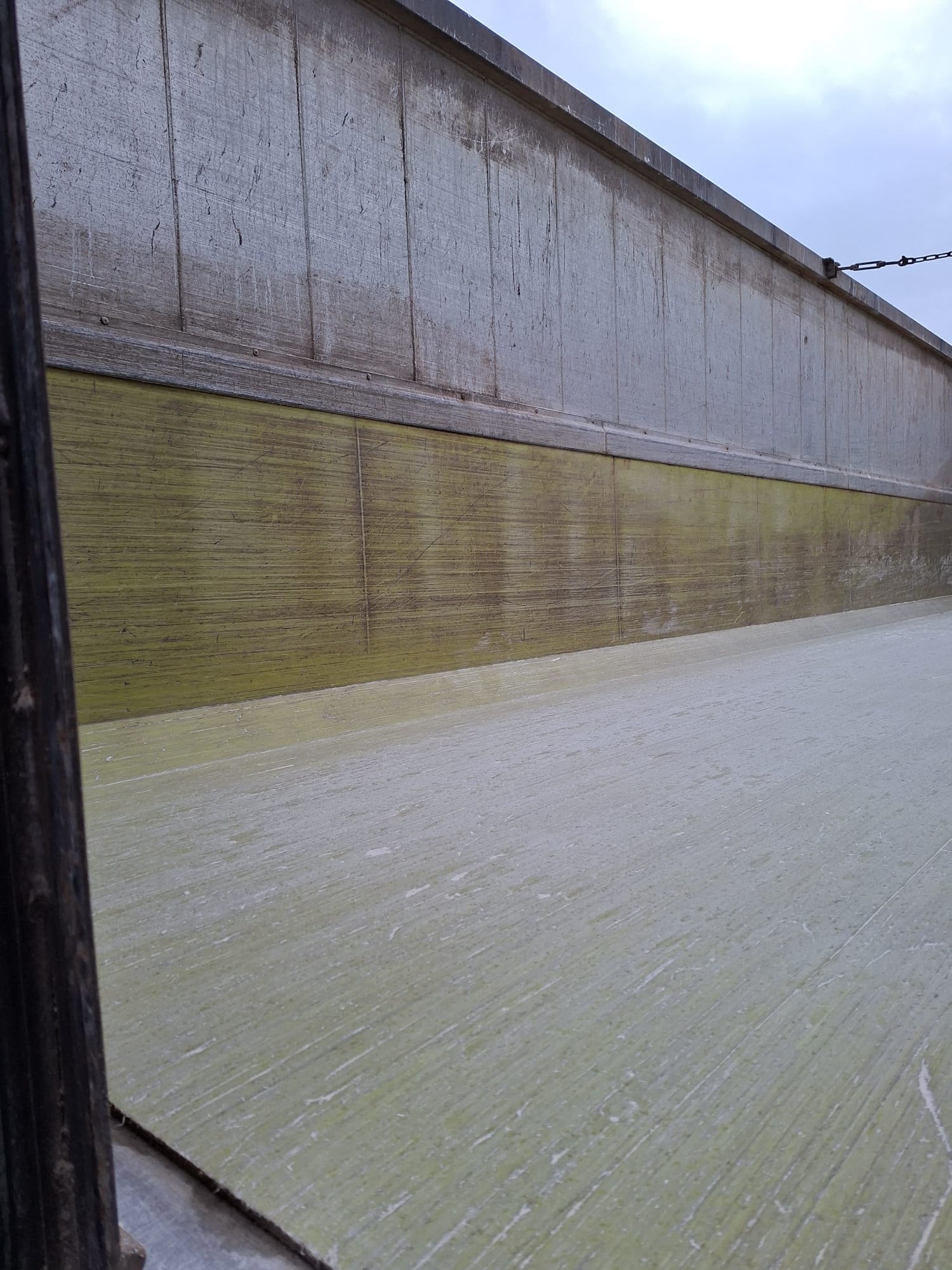 Kippsattel Innenansicht Seitenwand und Boden