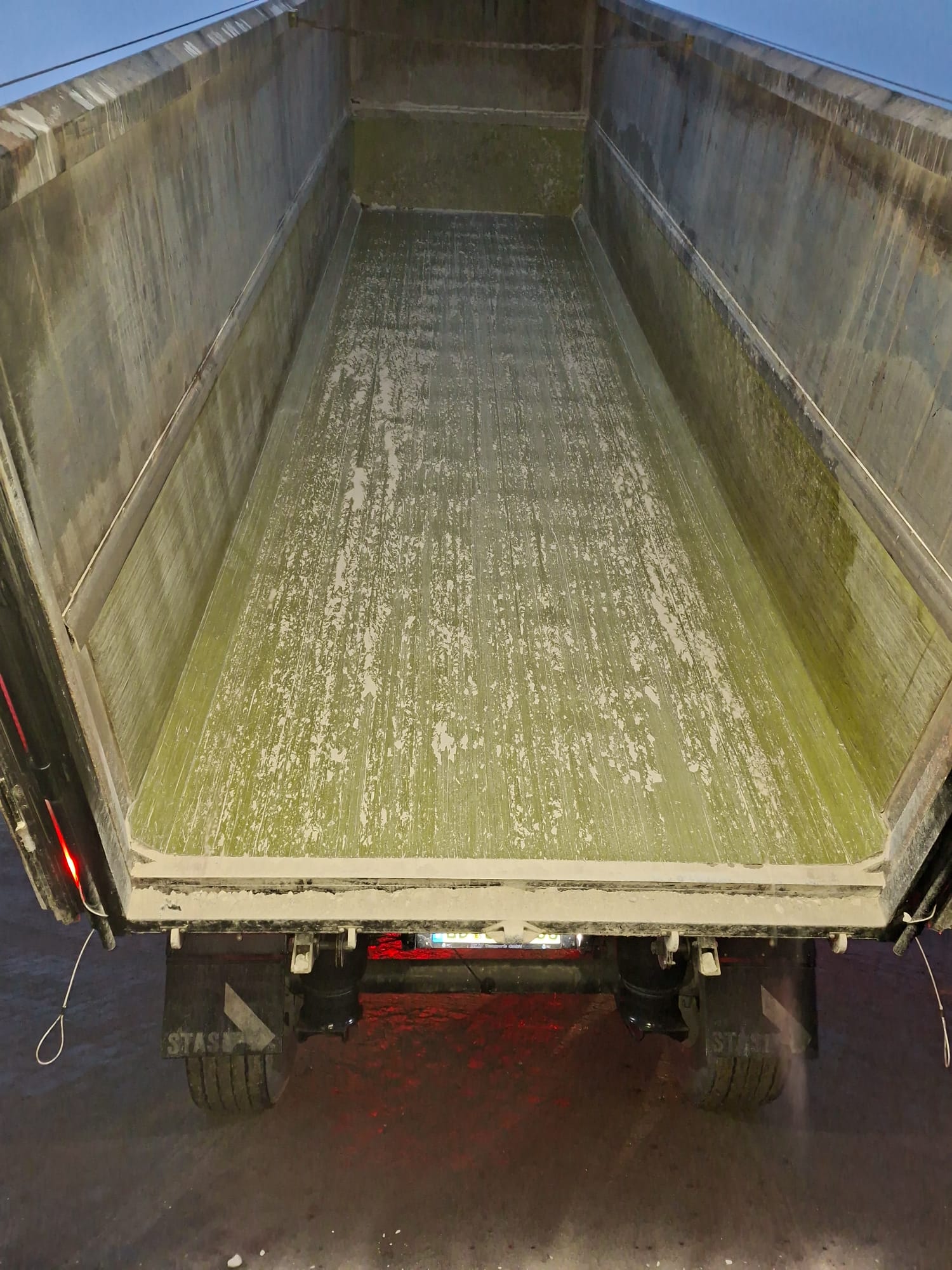 Kippsattel Ladeflaeche Innenansicht von hinten