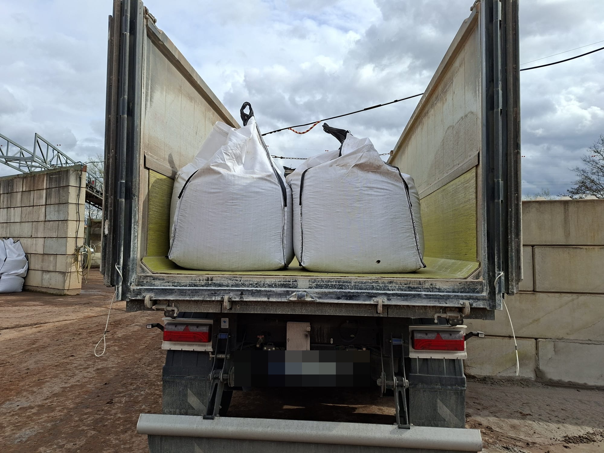 LKW beladen mit Big Bags auf Ladegelaende