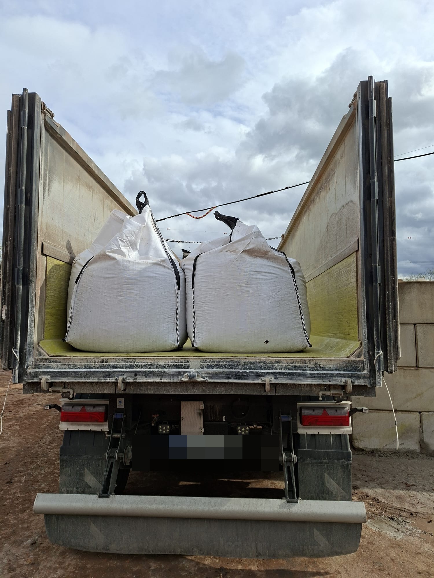 LKW Rueckansicht mit Big Bags beladen