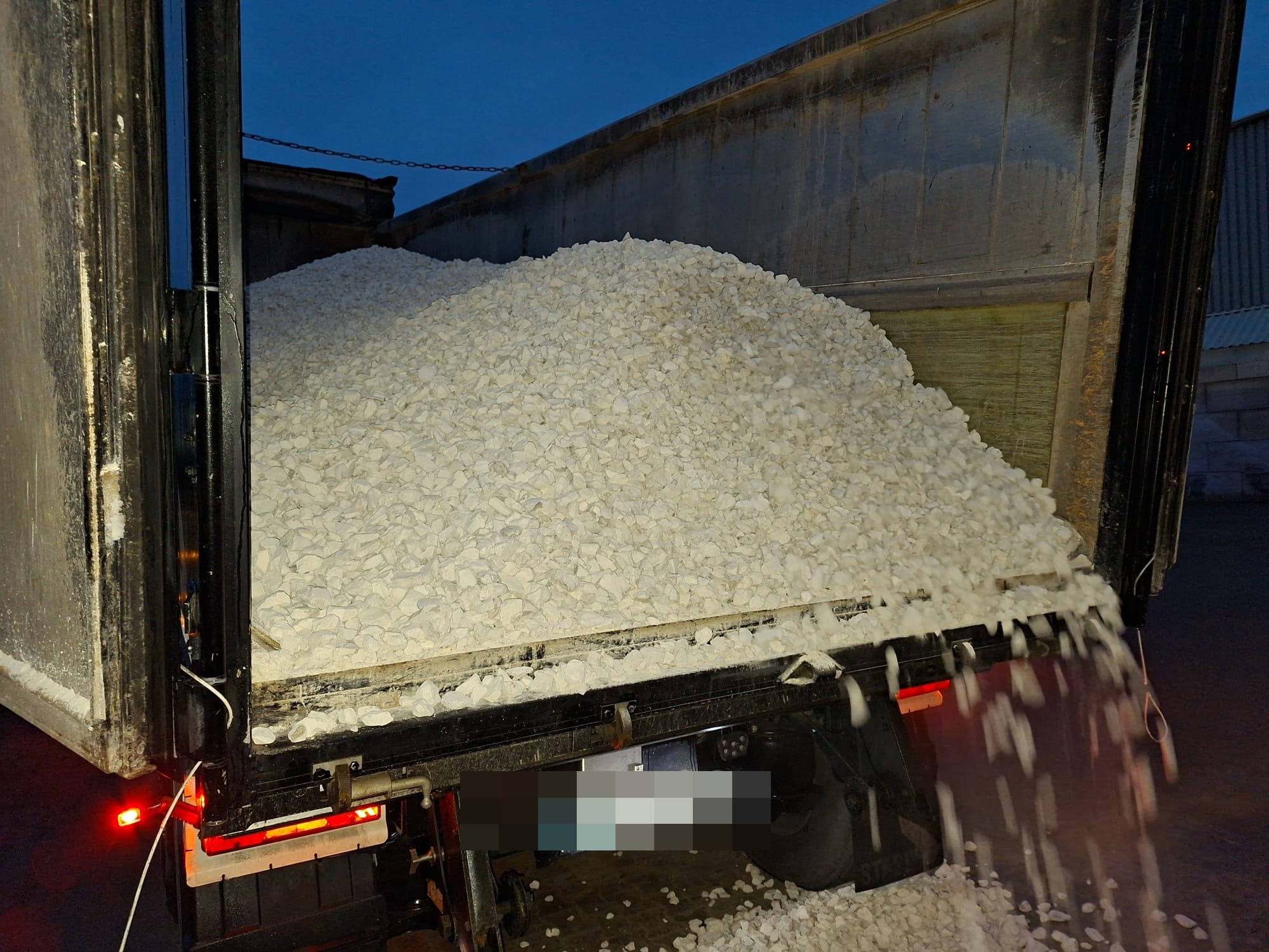 LKW beim Entladen von weissem Schuettgut