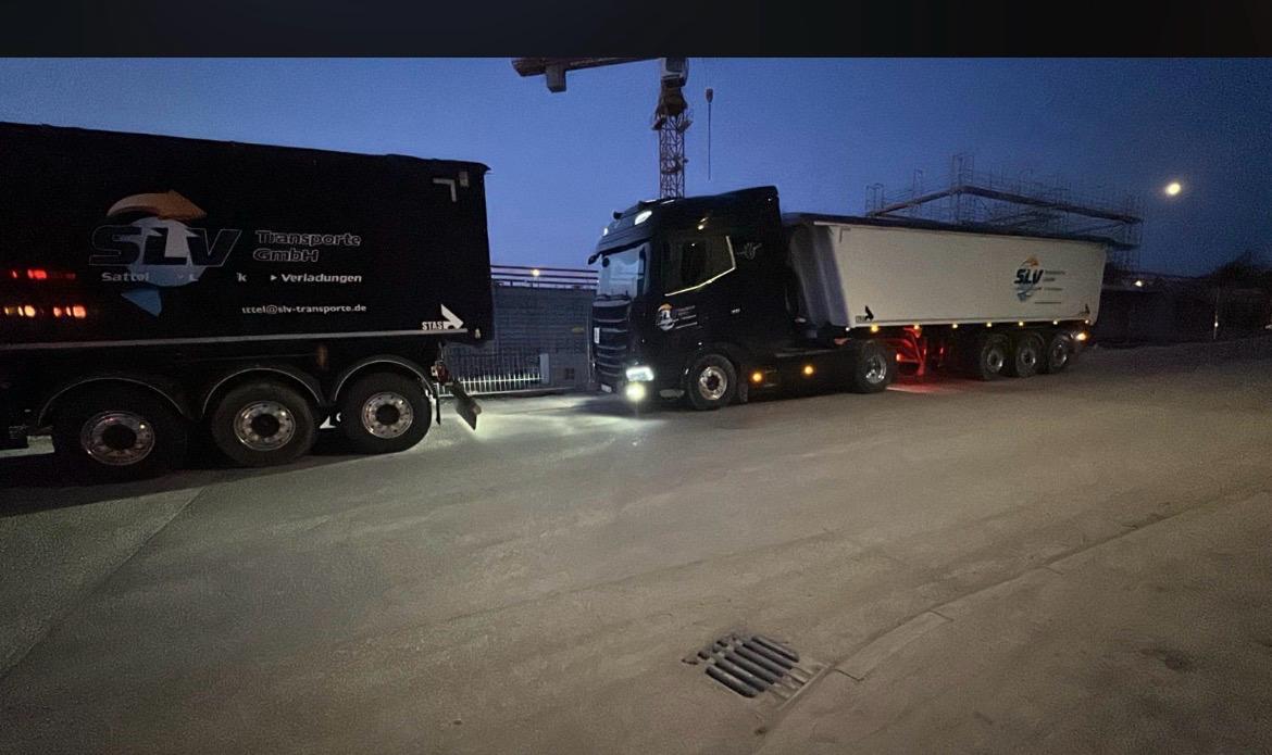 SLV Transporte LKW bei Nachtarbeit auf der Baustelle