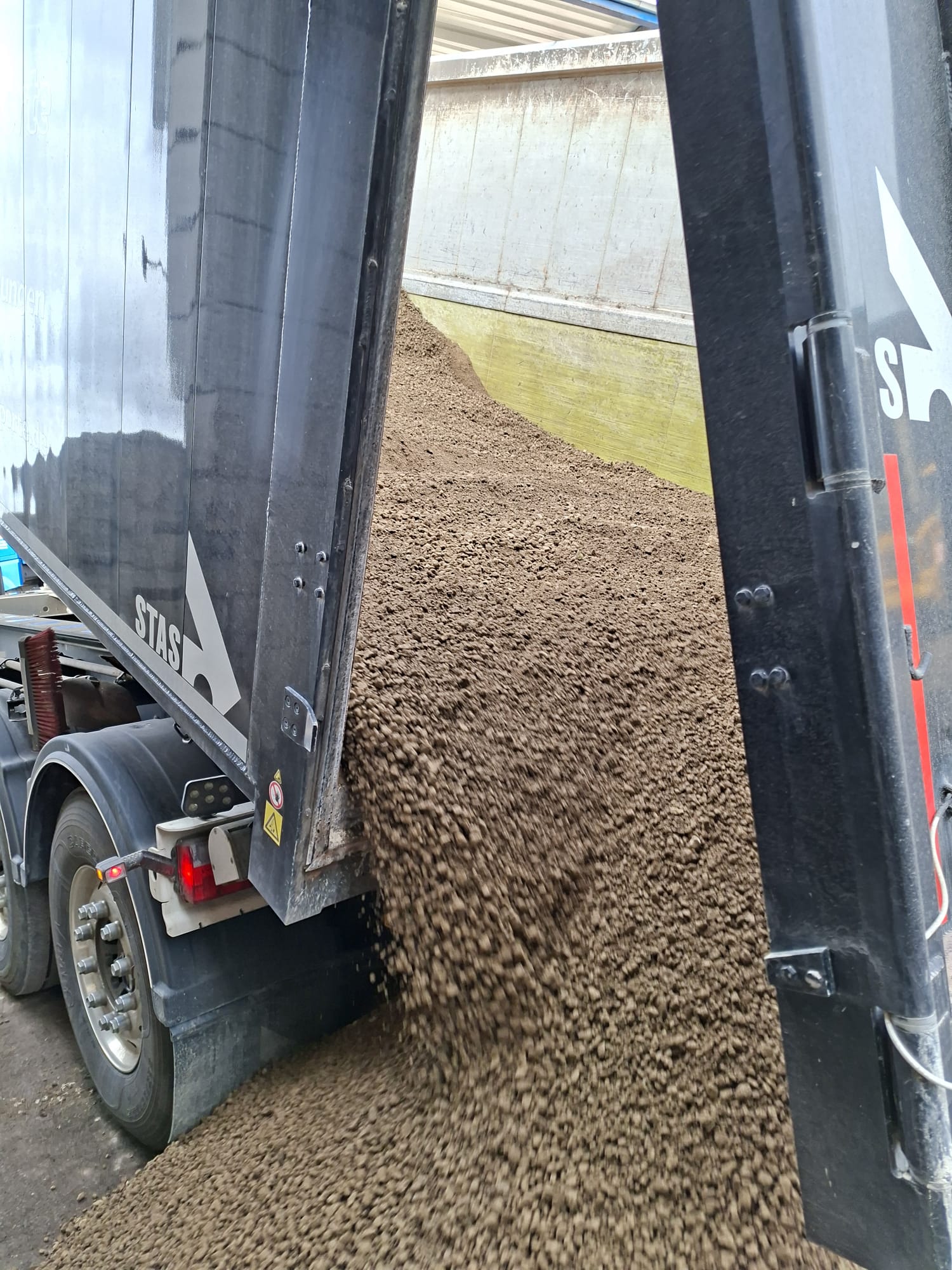 STAS Trailer beim Entladen von Schuettgut