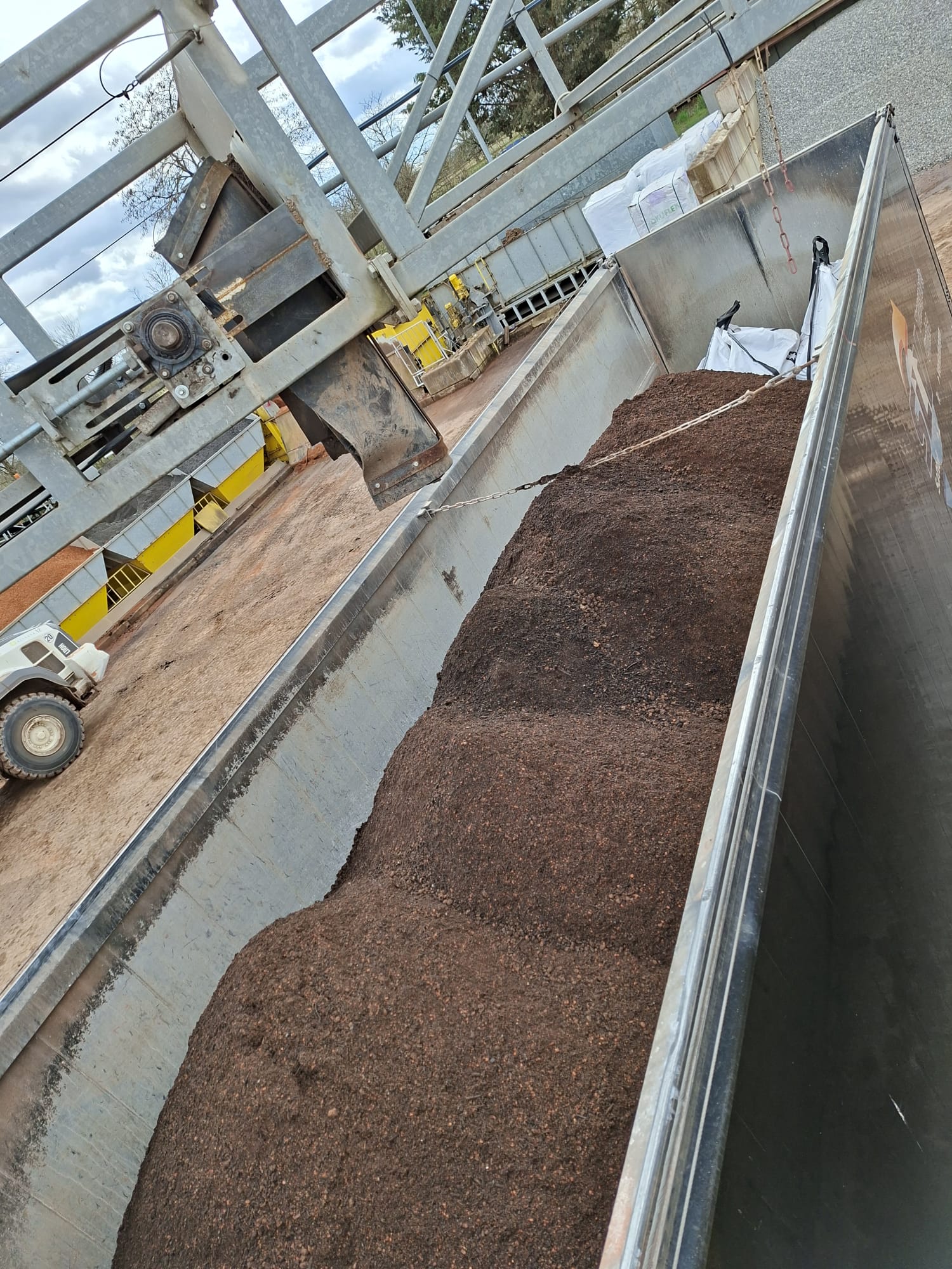 Trailer beladen mit Hackschnitzeln Draufsicht